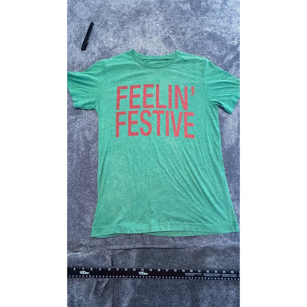 Feelin Festive Christmas Graphic Tee Green Red Holiday Short Sleeve T-Shirt M